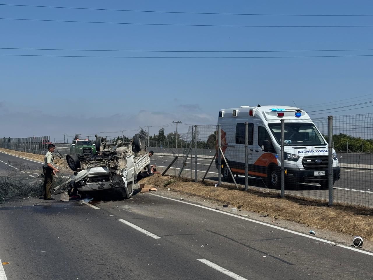 Quillota Chocó barrera de la autopista y terminó volcado en la caletera