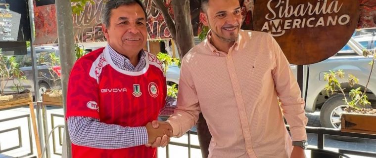 Alcalde Luis Mella cumplió apuesta y vistió los colores de Unión La Calera