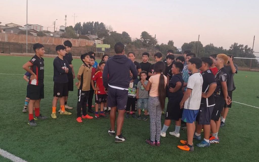 Club de Las Ventanas recurre a ex futbolista profesional para promover futuros cracks