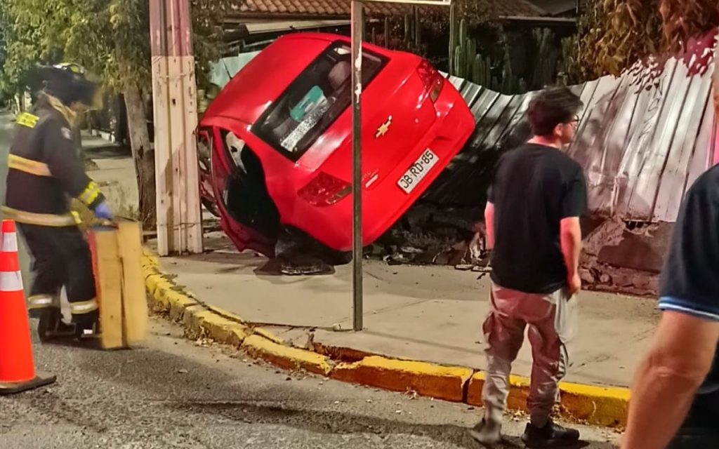 Quillota: Cuatro lesionados por auto que chocó contra la reja de una casa